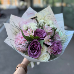 Buchet “Eloise” cu trandafiri și minirosa