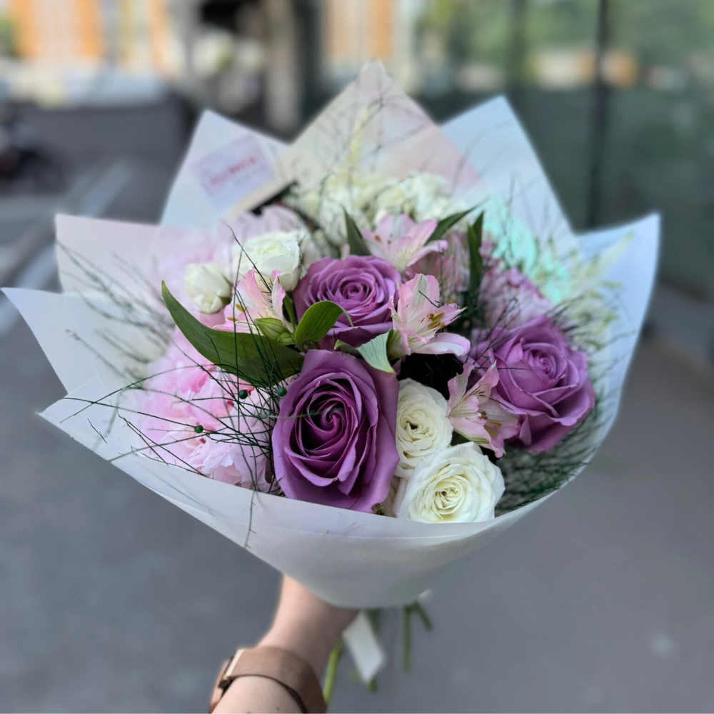 Buchet “Eloise” cu trandafiri și minirosa
