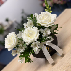 Aranjament inimioară "Belle" cu trandafiri și alstroemeria