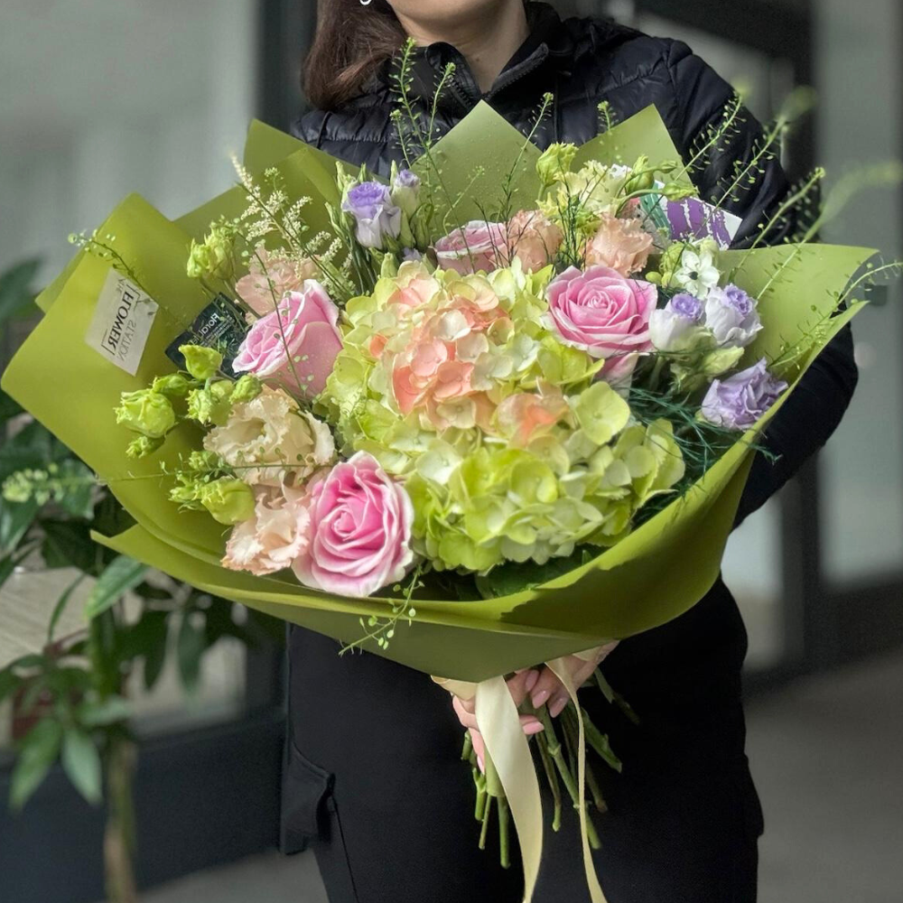 Buchet „Olivia” cu hortensie, trandafiri și lisianthus