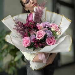 Buchet “Meira” cu trandafiri si alstromeria