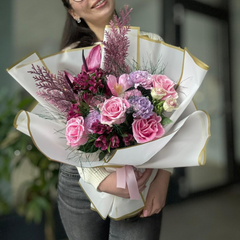 Buchet “Meira” cu trandafiri si alstromeria