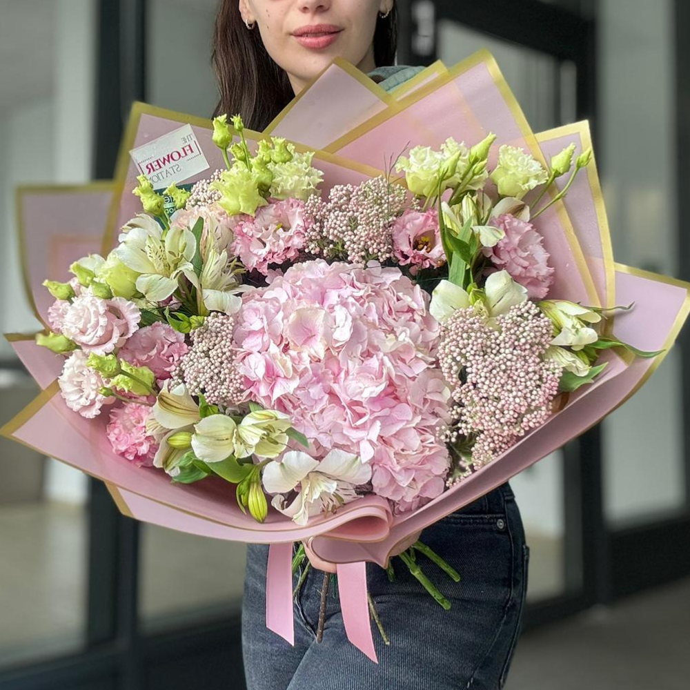 Buchet “Anastasia” cu hortensie si lisianthus