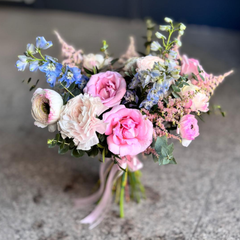 Buchet mireasa asimetric cu trandafiri, ranunculus si delphinium