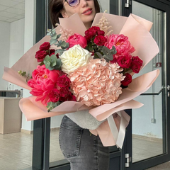 Buchet "Jasmine" cu hortensie, bujori si minirosa