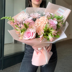 Buchet “Elisse” cu hortensie si trandafiri