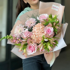 Buchet “Elisse” cu hortensie si trandafiri