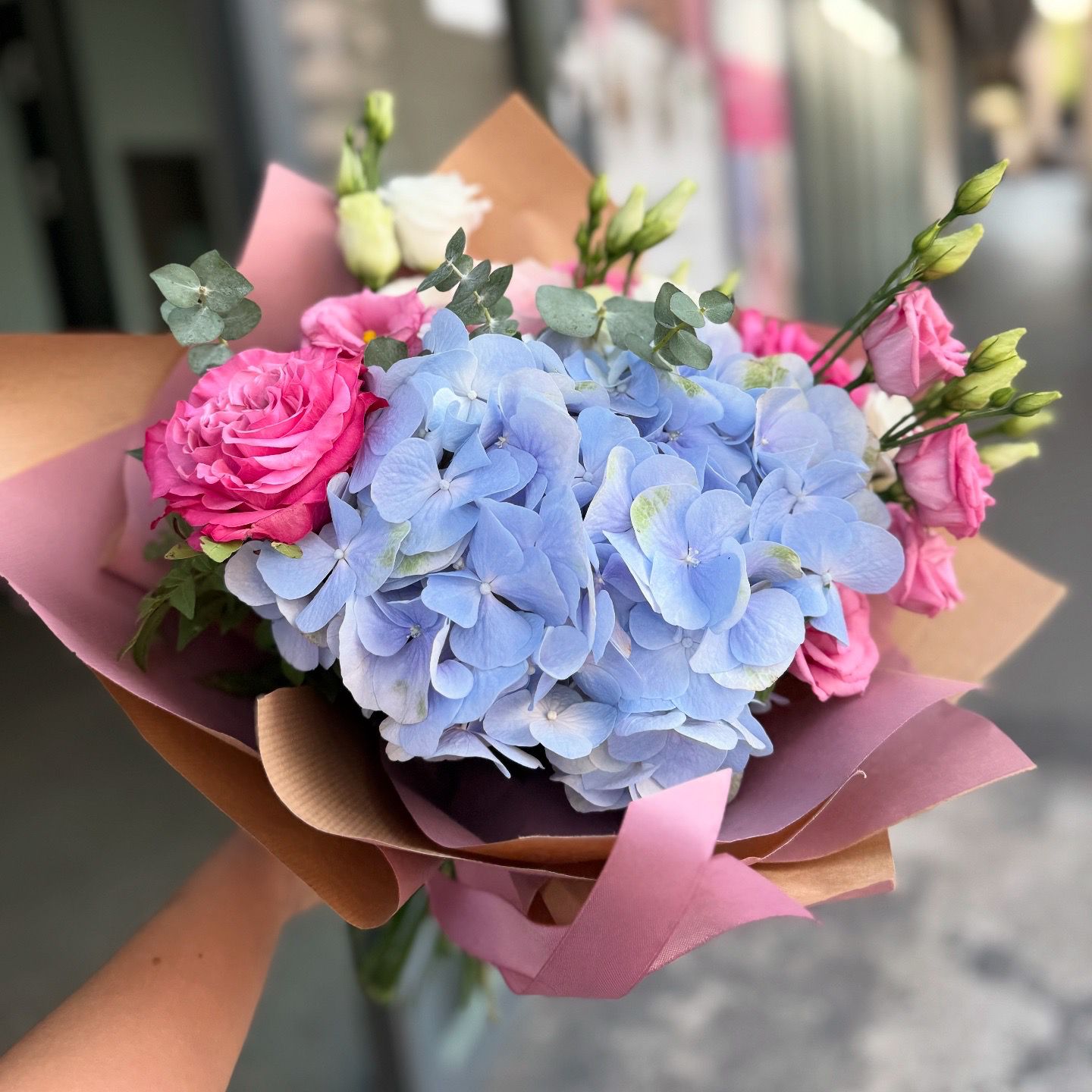 Buchet "Sofia" cu hortensie, trandafiri si lisianthus