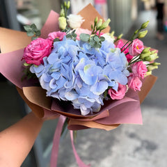 Buchet "Sofia" cu hortensie, trandafiri si lisianthus