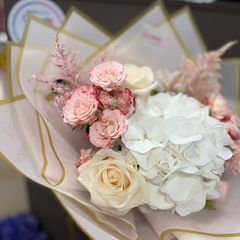 Buchet “Blanca” cu hortensie alba si minirosa