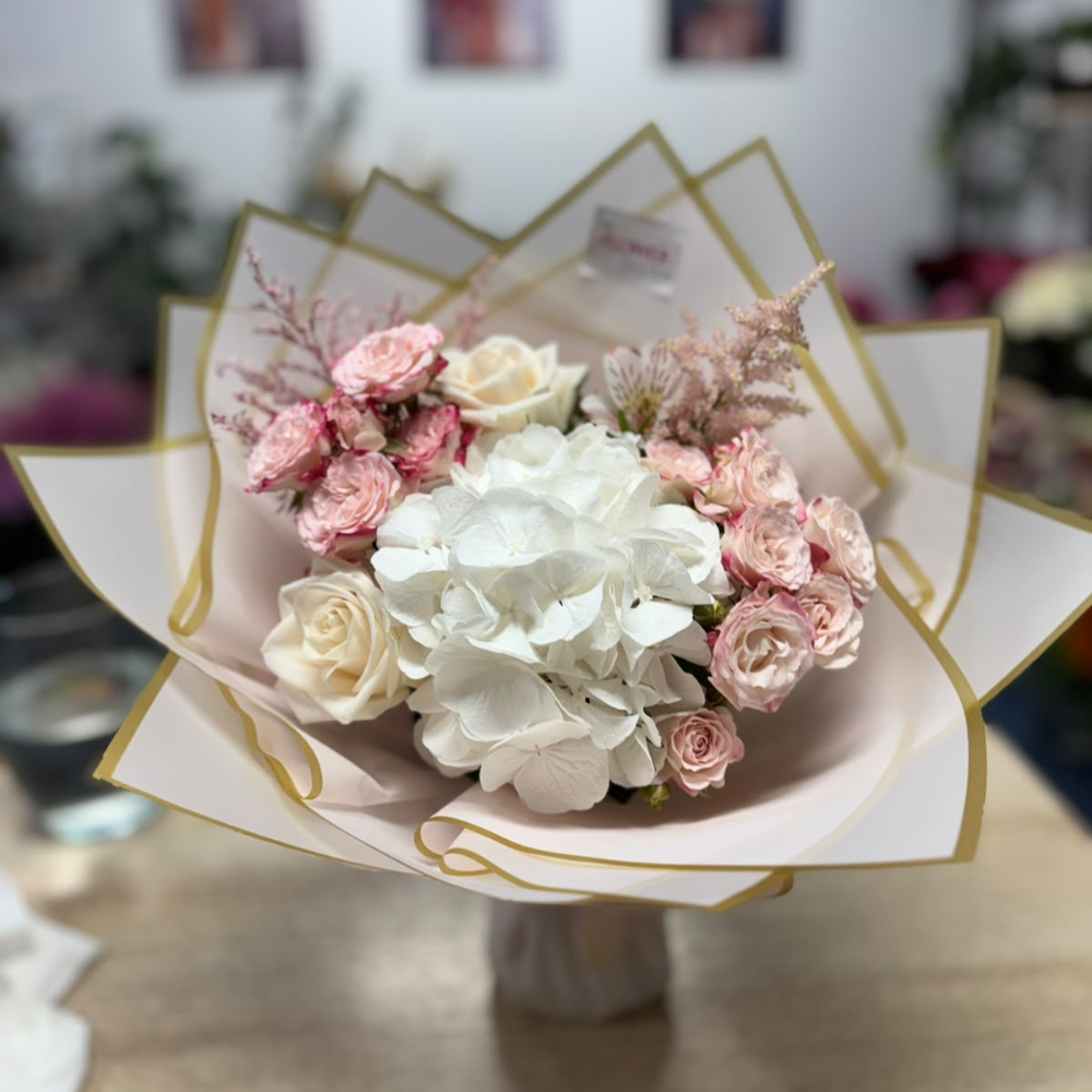 Buchet “Blanca” cu hortensie alba si minirosa