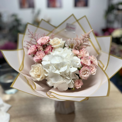 Buchet “Blanca” cu hortensie alba si minirosa