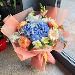 Buchet “Luana” cu hortensie si trandafiri