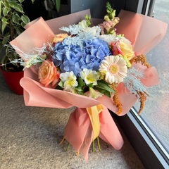 Buchet “Luana” cu hortensie si trandafiri