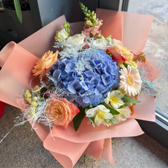 Buchet “Luana” cu hortensie si trandafiri