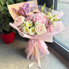 Buchet “Ayana” cu hortensie si trandafiri roz