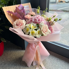 Buchet “Ayana” cu hortensie si trandafiri roz
