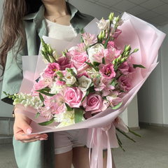 Buchet "Jolie" cu trandafiri si lisianthus