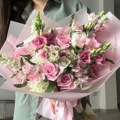 Buchet "Jolie" cu trandafiri si lisianthus