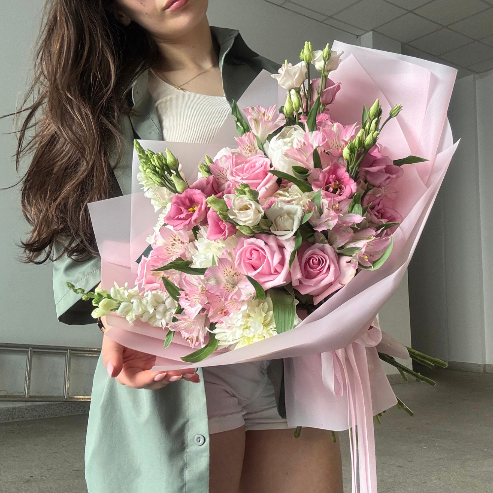 Buchet "Jolie" cu trandafiri si lisianthus