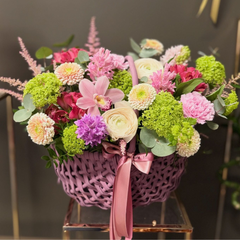 Aranjament de primavara cu zambile, ranunculus, gerbera, viburnum