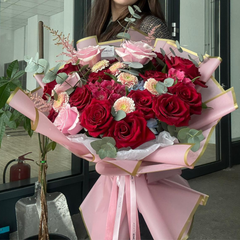 “Meira” bouquet with roses and alstromeria