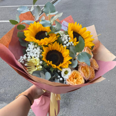Buchet “Warm sunset” cu floarea soarelui și minirosa