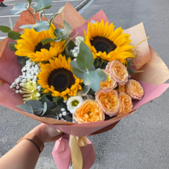 Buchet “Warm sunset” cu floarea soarelui și minirosa
