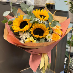 Buchet “Warm sunset” cu floarea soarelui și minirosa