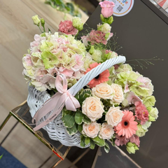 Aranjament in cos "Floral Statement" cu hortensii si mini trandafiri
