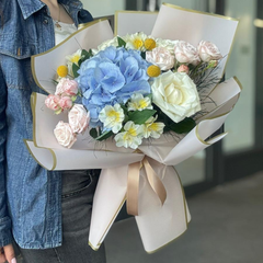Buchet “Oia” cu hortensie si minirosa