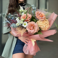 Buchet “Melissa” cu trandafiri si hortensie
