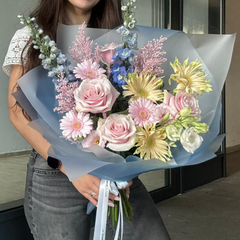 Buchet “Beatrice” cu trandafiri si delphinium