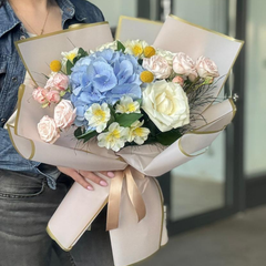 Buchet “Oia” cu hortensie si minirosa