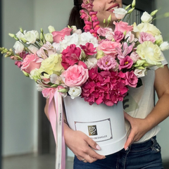 Aranjament "Big Floral Embrace" roz