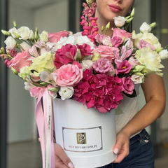 Aranjament "Big Floral Embrace" roz