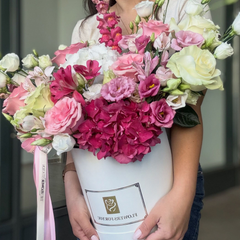 Aranjament "Big Floral Embrace" roz
