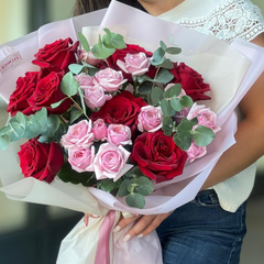 Buchet “Selena” cu trandafiri rosii, minitrandafiri si eucalipt