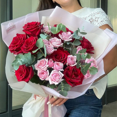 Buchet “Selena” cu trandafiri rosii, minitrandafiri si eucalipt