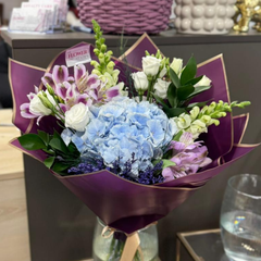 Buchet “Freyja” cu hortensie albastra